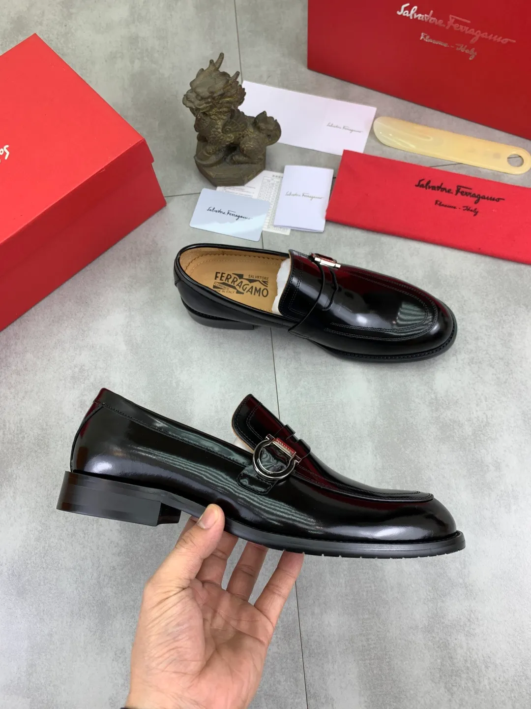 Men's Men's Shoes 💰P562💰[New Style] Water-dyed Niuli 🆘[Salvatore Ferragamo] Ferragamo's latest casual business leather shoes for men! Listed simultaneously! The fabric is made of specially imported original open-edge beaded calfskin, and the interior is made of imported water-dyed cowhide. It is absolutely luxurious and leads the fashion trend. Matching code: 38-44 (45 and 46 can be customized) Black, brown and burgundy colors available